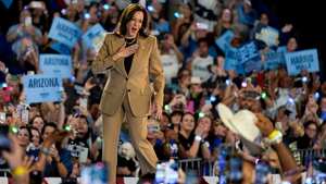 La candidata presidencial demócrata y actual vicepresidenta, Kamala Harris, llega a un mitin de campaña en la reserva de la comunidad indígena del río Gila en Chandler, Arizona, el jueves 10 de octubre de 2024.