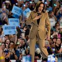 La candidata presidencial demócrata y actual vicepresidenta, Kamala Harris, llega a un mitin de campaña en la reserva de la comunidad indígena del río Gila en Chandler, Arizona, el jueves 10 de octubre de 2024.