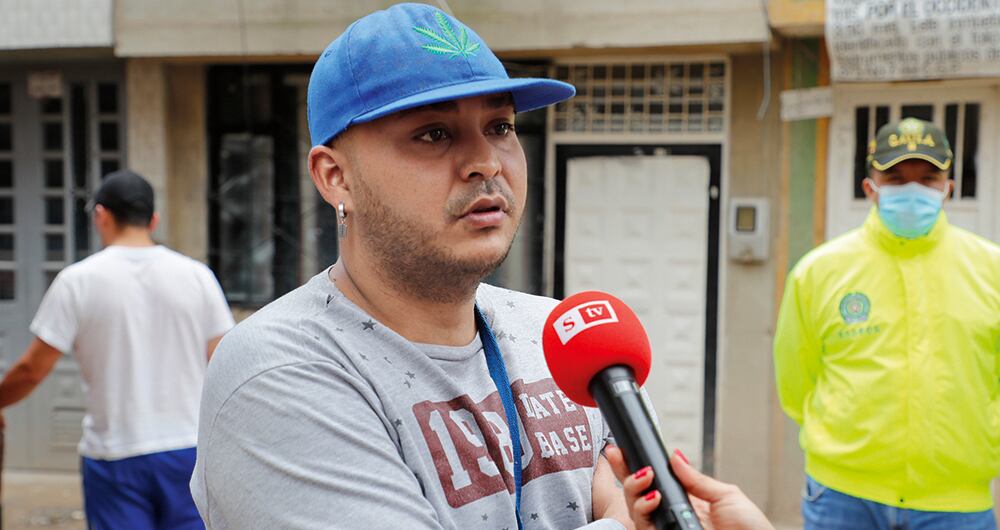 HÉCTOR OCHOA. Es el dueño de una barbería ubicada en la cuadra donde vive Nilson Díaz. Dice que vio a Sara por última vez tomada de la mano de su propia madre. Afirma que conocía a Nilson Díaz con sus cuatro hijos desde hacía cinco años. Héctor señala que podría haber conflictos entre Carolina y su hermana Xiomara.