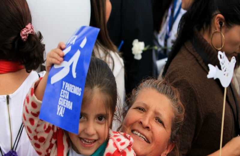 Entre gritos y celebraciones se vivió la transmisión en vivo de la firma. Álvaro Tavera /SEMANA