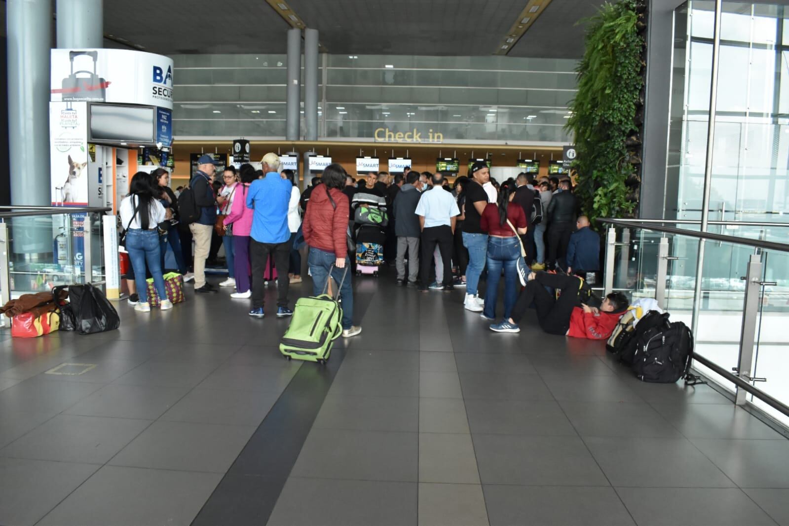 Crisis de pasajeros en el aeropuerto El Dorado