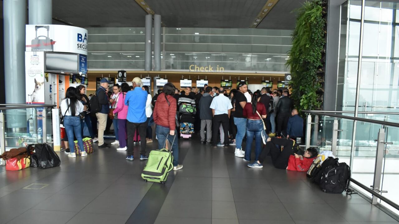 Crisis de pasajeros en el aeropuerto El Dorado