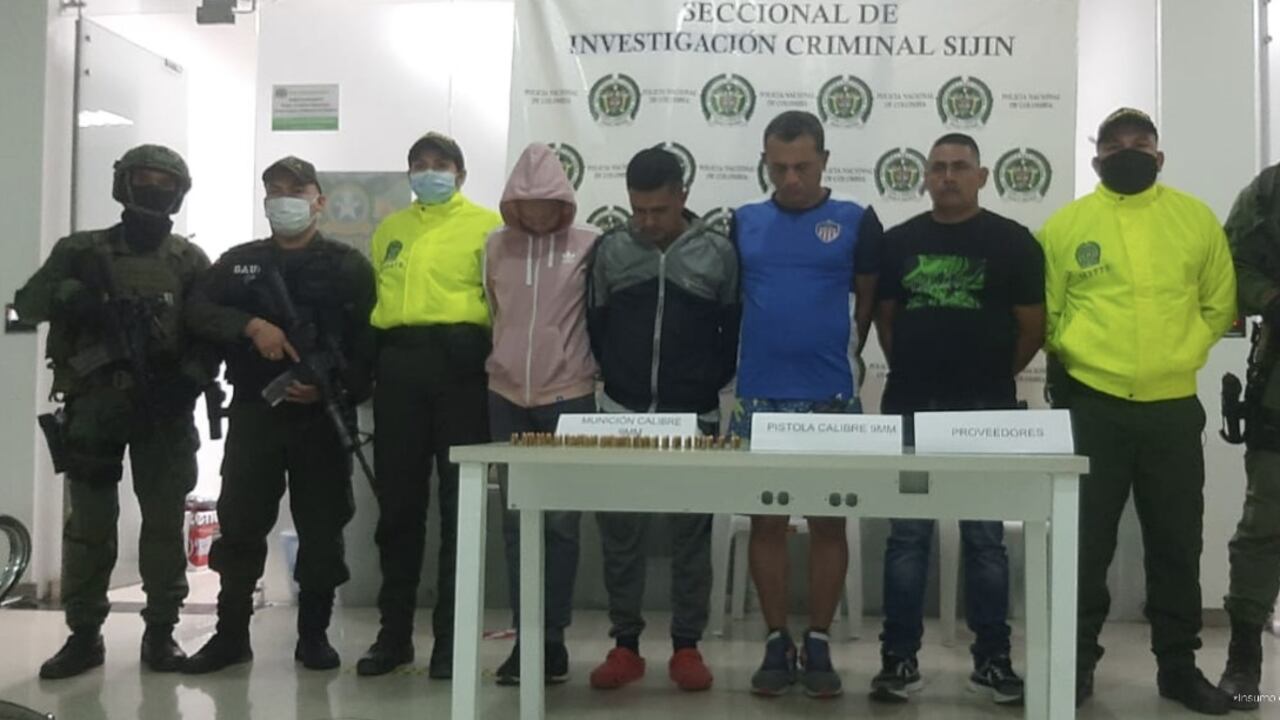 El ataque fue dirigido a la Policía de Tránsito y una mujer que esperaba el bus resultó muerta tras la explosión.