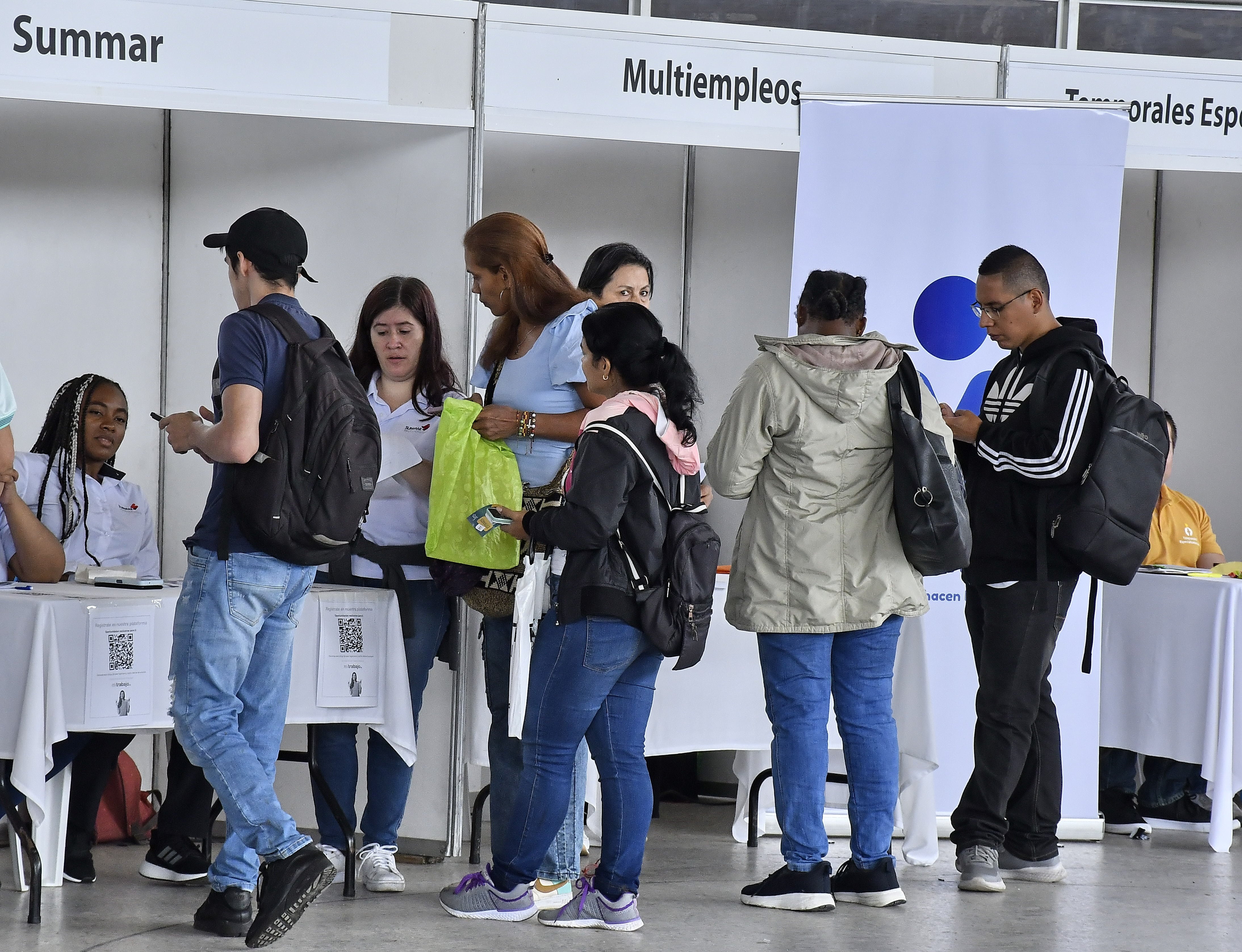 La Feria de Empleo ‘Más Empleos Cali’ reunió  a empresas de sectores clave como transporte, seguridad, comercio, salud y atención al cliente, ofreciendo 1500 vacantes para facilitar el acceso a empleo formal en la ciudad. Fotos Raúl Palacios / El Pais.