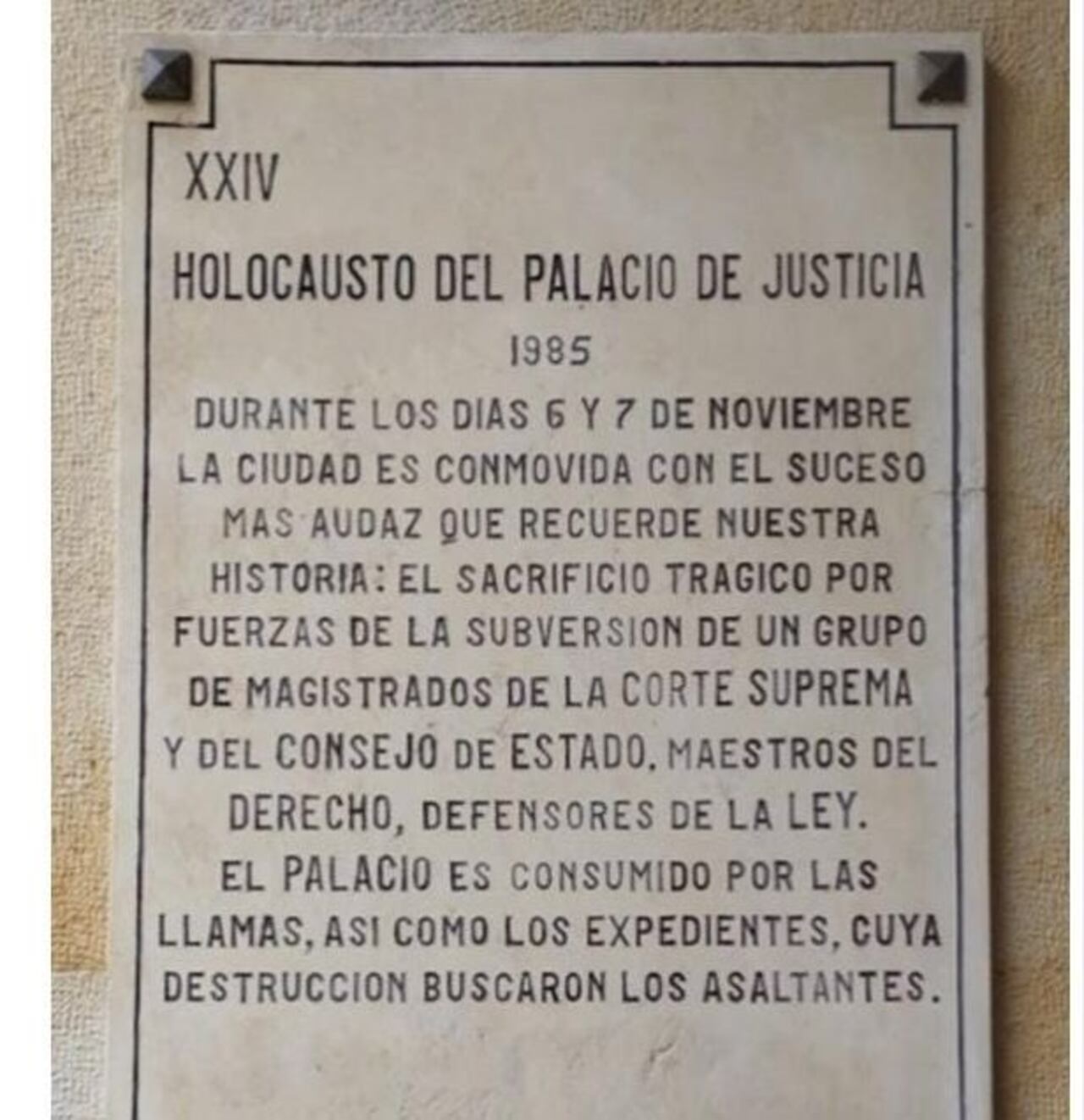 JEP ordenó retirar la placa conmemorativa del Holocausto del Palacio de Justicia.