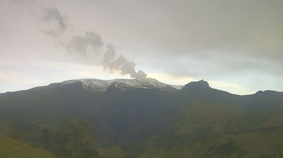 Panorámica del volcán Nevado del Ruiz en la mañana de este martes 18 de abril.