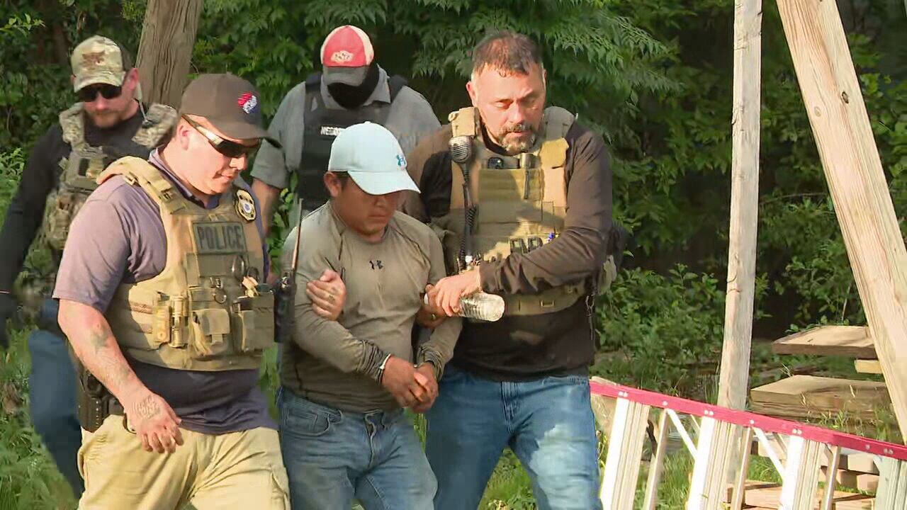 Después de más de seis horas escondido de las autoridades en el árbol y evadiendo los intentos de los oficiales de sacarlo de forma segura, Raúl Ical, de 29 años, fue persuadido por los negociadores para que bajara.