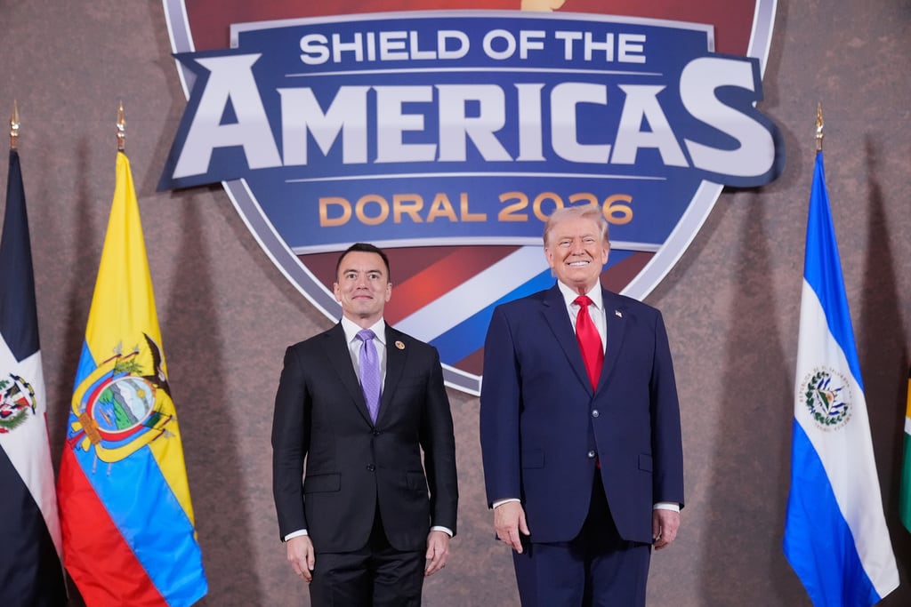 El presidente Donald Trump saluda al presidente de Ecuador, Daniel Noboa, en la Cumbre del Escudo de las Américas, el sábado 7 de marzo de 2026, en el Trump National Doral Miami, Doral, Florida. (Foto AP/Mark Schiefelbein)