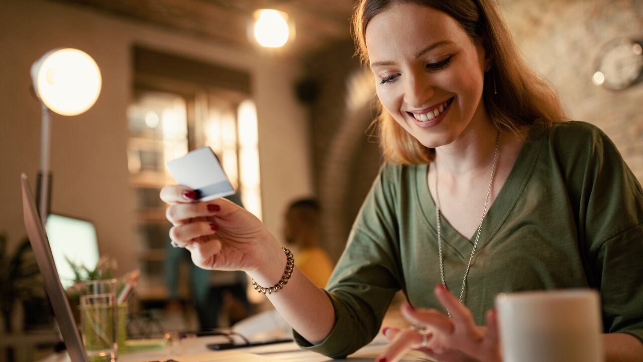 Los expertos recomiendan buscar una entidad bancaria que tenga una plataforma y aplicación digital que permita hacer todos las operaciones bancarias necesarias en línea.