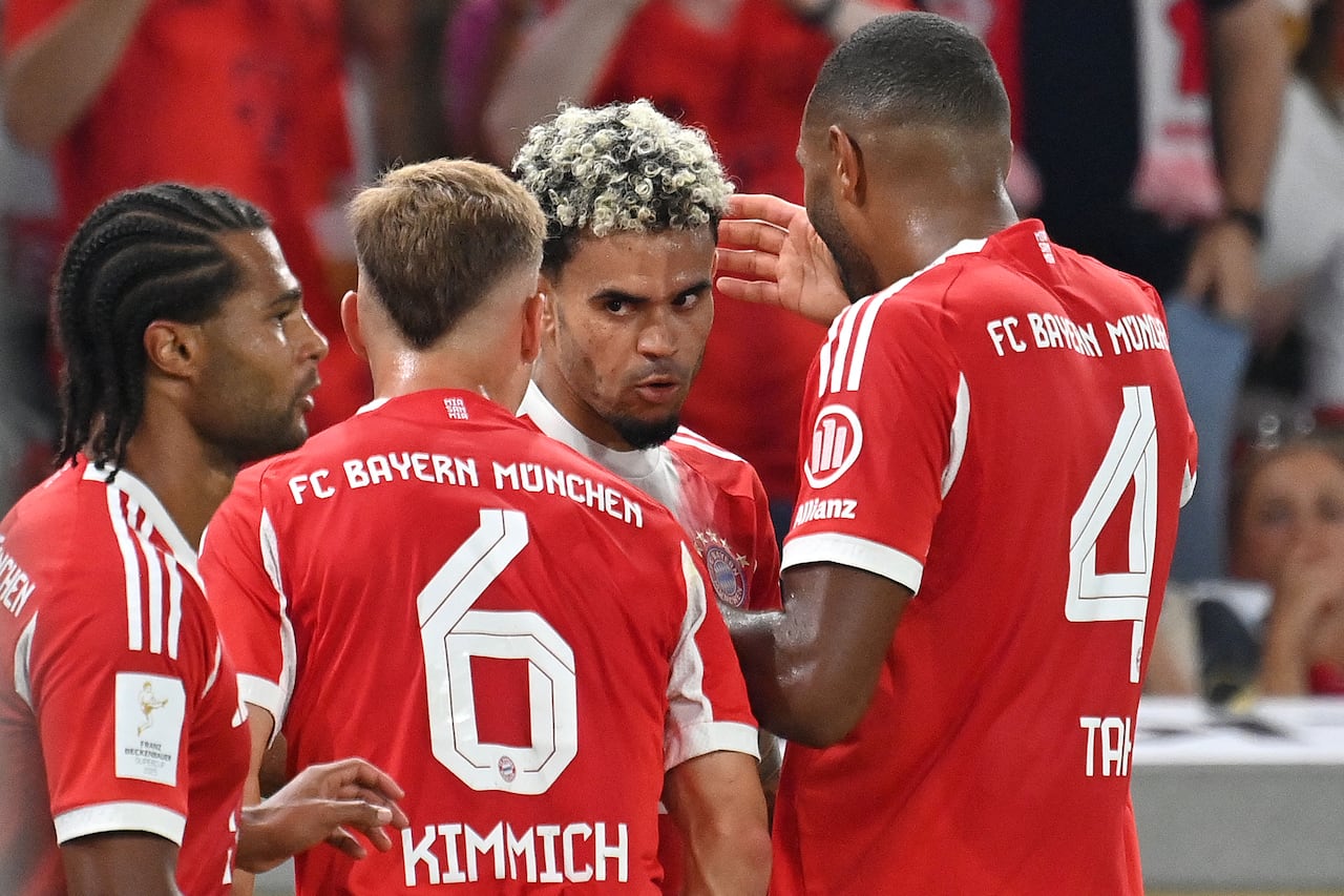 Luis Díaz recibe la felicitación por el primer gol en Bayern Múnich