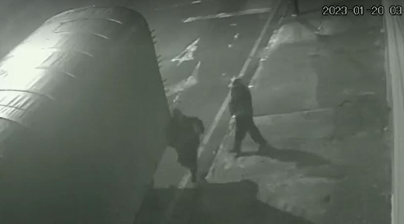 Este es el momento en el que los sujetos llegan al vehículo para hurtarles varias partes.