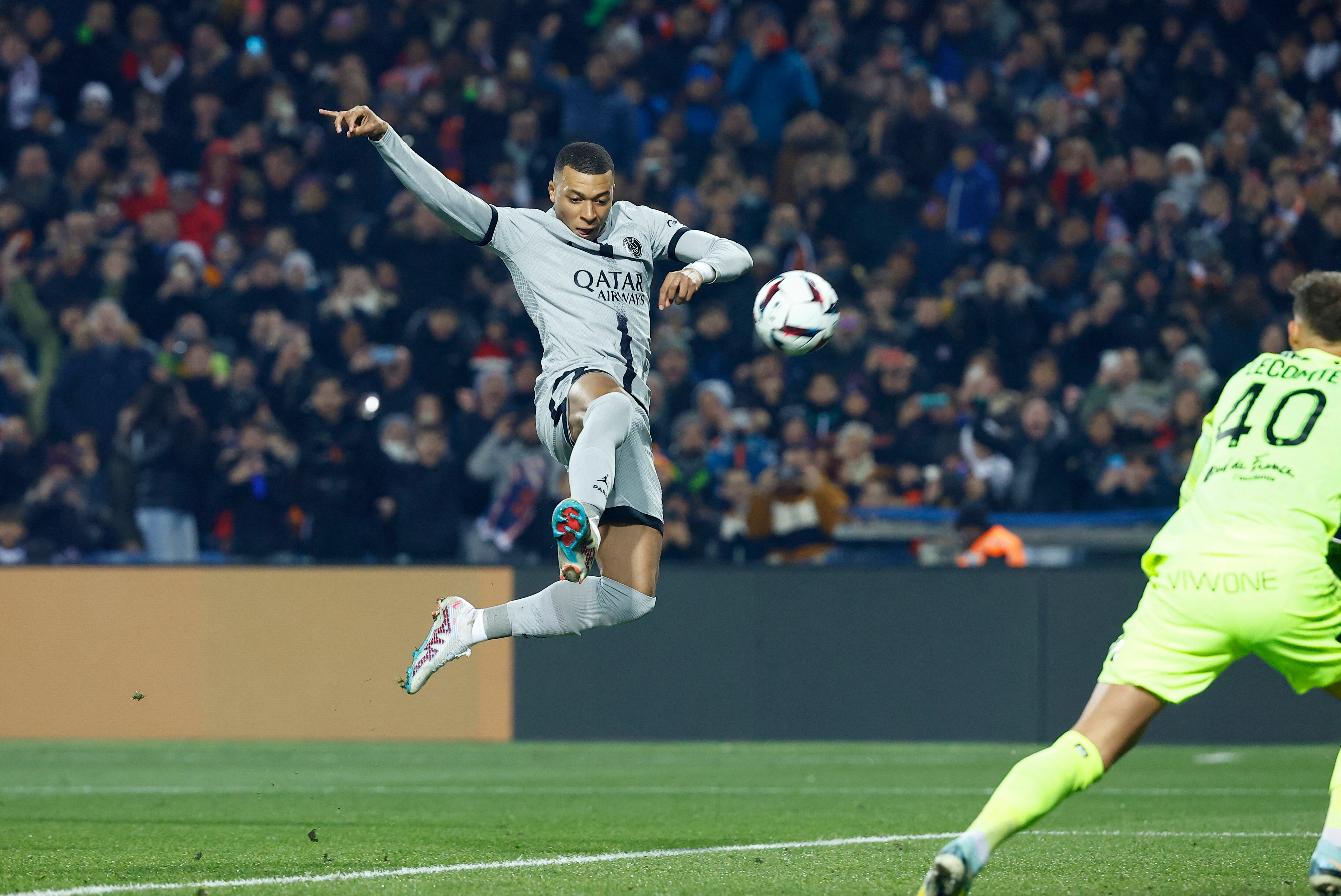 Soccer Football - Ligue 1 - Montpellier v Paris St Germain - Stade de la Mosson, Montpellier, France - February 1, 2023 Paris St Germain's Kylian Mbappe misses a rebound from the penalty spot REUTERS/Eric Gaillard