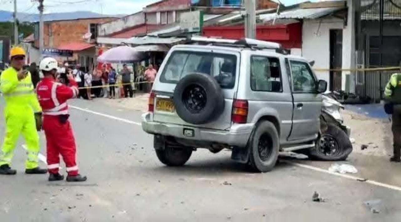 Según las primeras versiones, la motocicleta en la que se desplazaban colisionó contra un vehículo que habría realizado un giro en la vía. El fuerte impacto provocó que la patrullera fuera proyectada hacia el techo de una vivienda cercana.