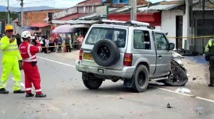 Según las primeras versiones, la motocicleta en la que se desplazaban colisionó contra un vehículo que habría realizado un giro en la vía. El fuerte impacto provocó que la patrullera fuera proyectada hacia el techo de una vivienda cercana.