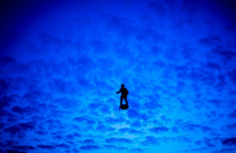 Un soldado francés en un hoverboard aterrizará en la avenida de los Campos Elíseos durante un ensayo para el desfile del Día de la Bastilla, el viernes 12 de julio de 2019 en París. El desfile del Día de la Bastilla se llevará a cabo el domingo. (Foto AP / Kamil Zihnioglu)
