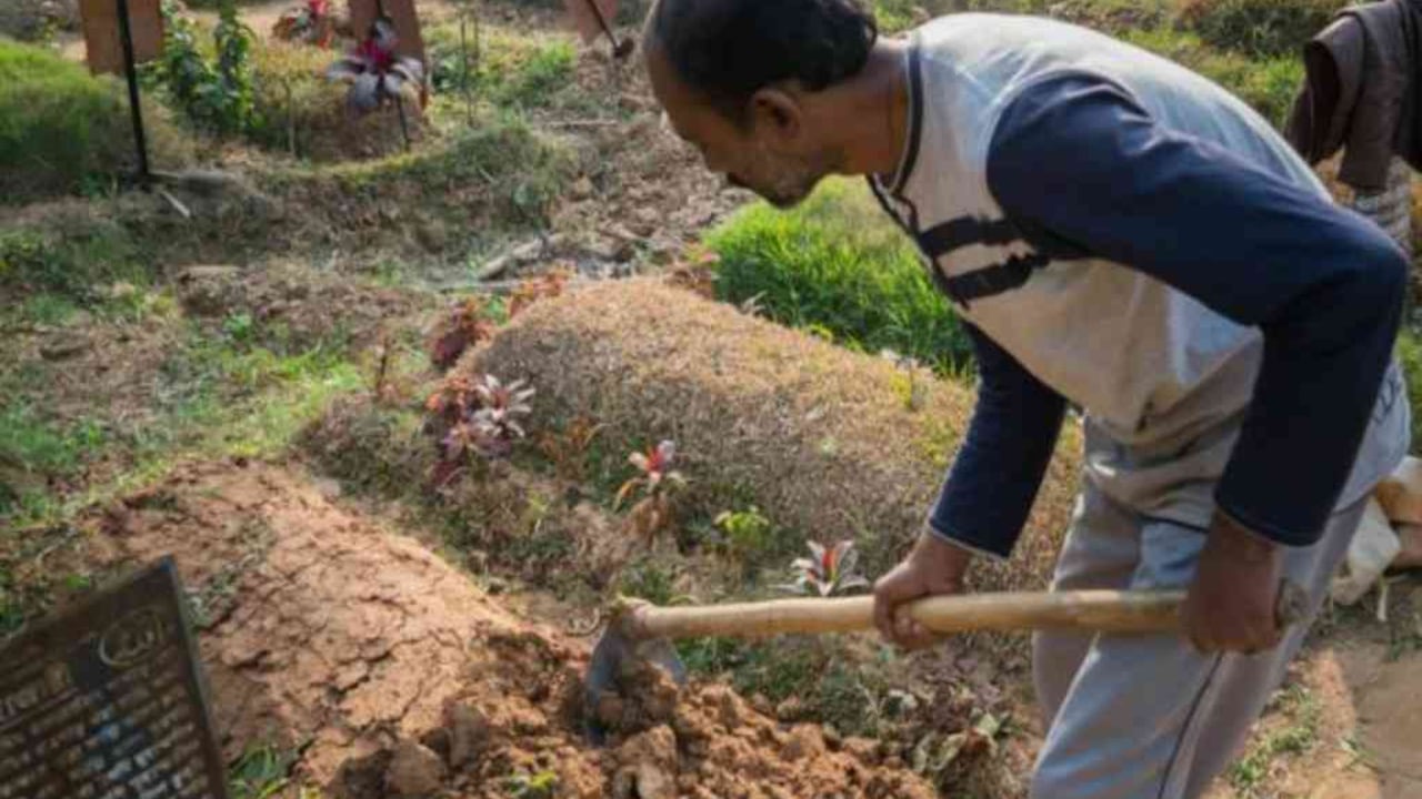 En Bangladesh las familias han tenido que enterrar a varios familiares en la misma tumba