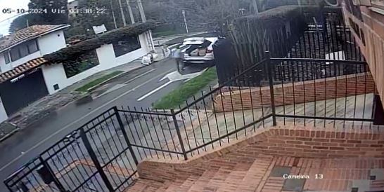 Los delincuentes obligan al conductor a abril el baúl del carro.