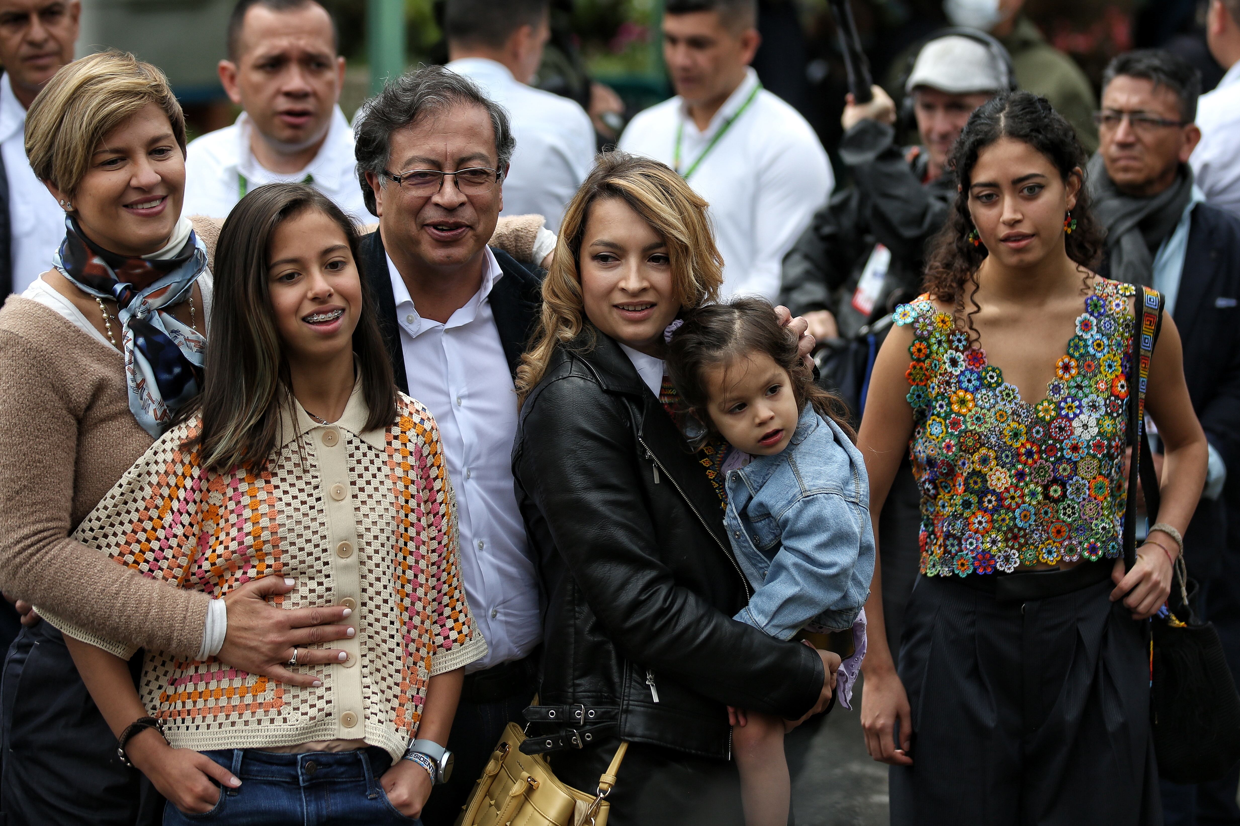 Gustavo Petro con su familia votando