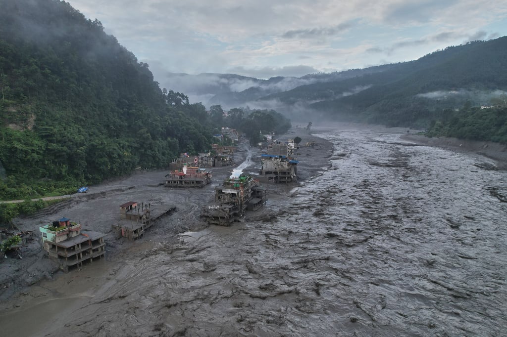 Vista aérea de las consecuencias de las inundaciones repentinas a lo largo del río Trishuli, en medio de una alerta por crecida de agua dulce, en la zona del bazar de Trishuli, distrito de Nuwakot, Nepal.