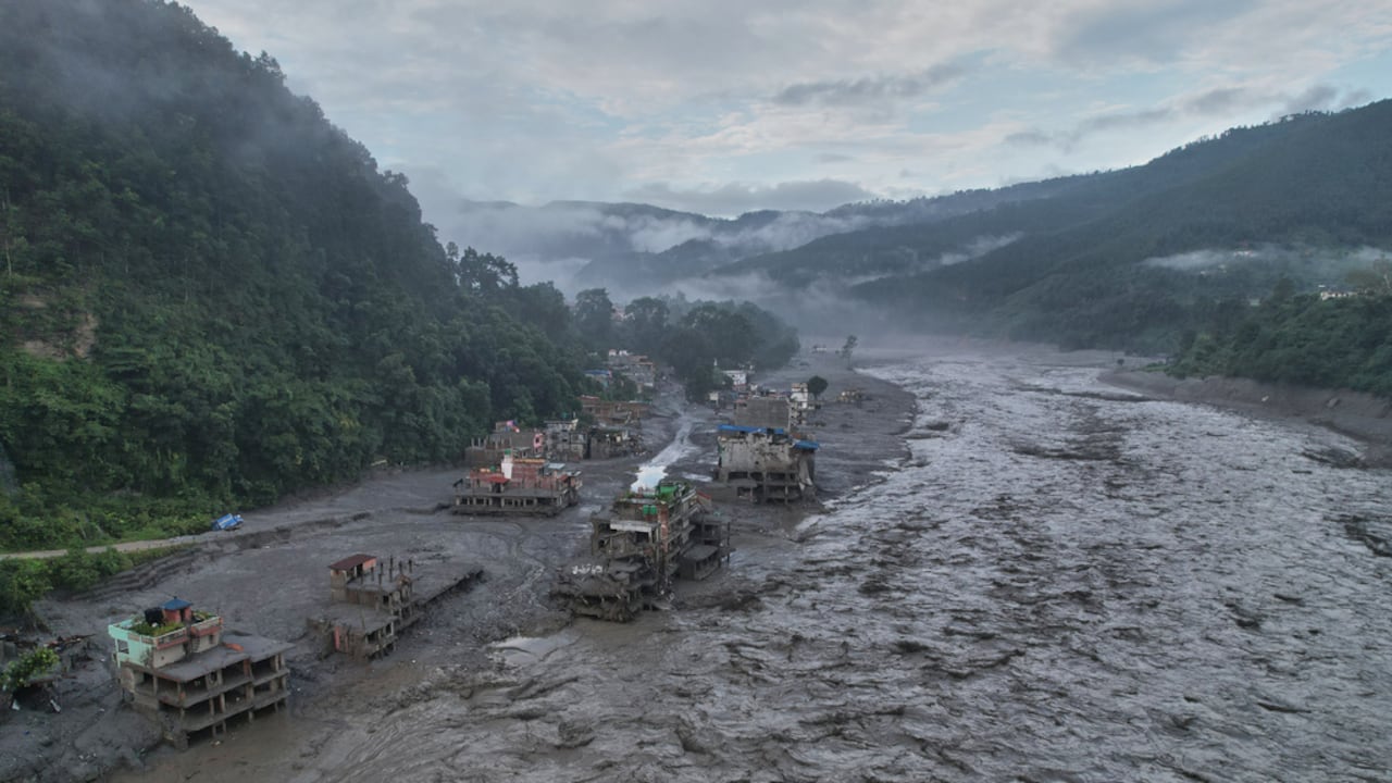 Vista aérea de las consecuencias de las inundaciones repentinas a lo largo del río Trishuli, en medio de una alerta por crecida de agua dulce, en la zona del bazar de Trishuli, distrito de Nuwakot, Nepal.