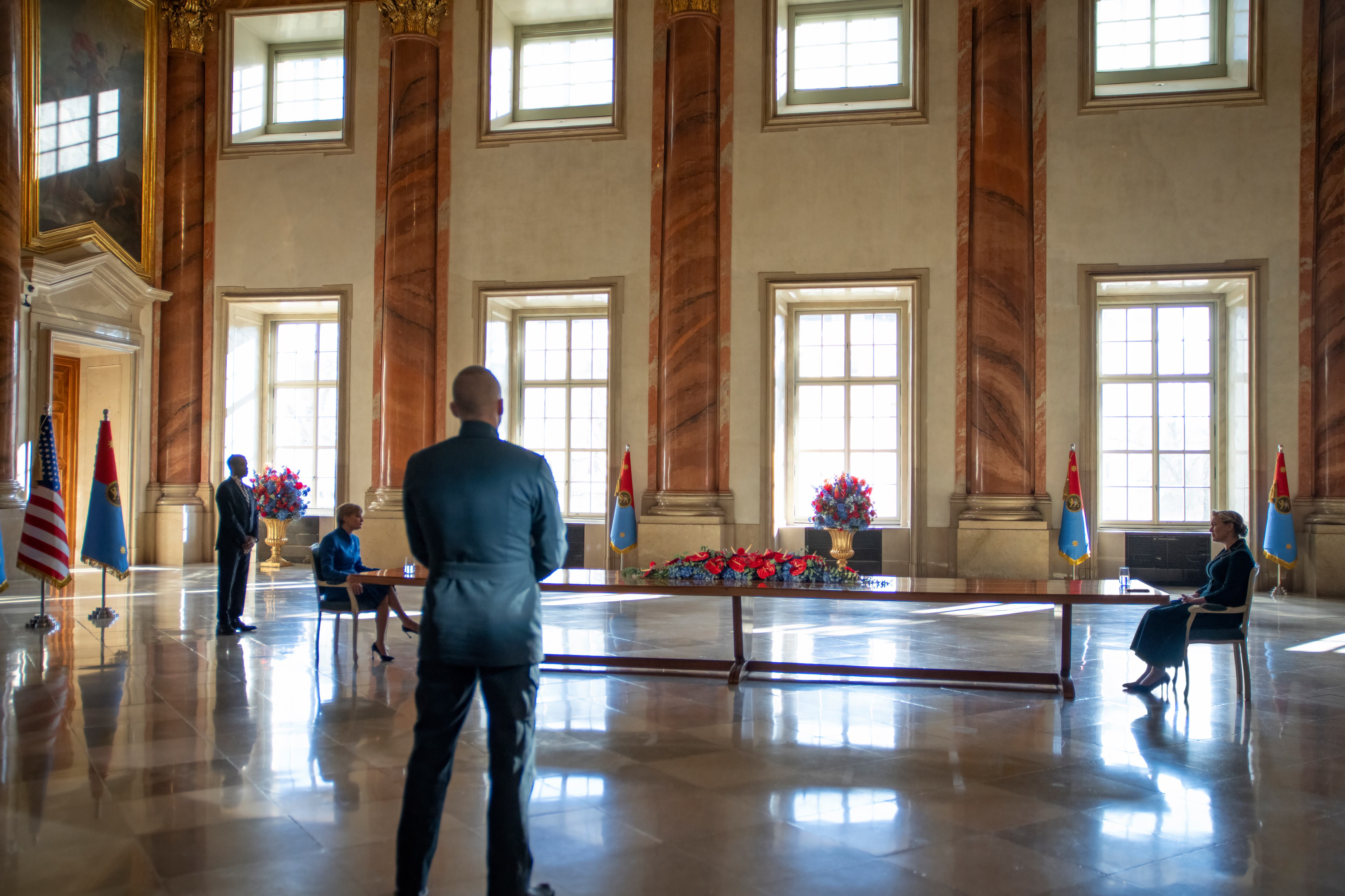 "Mantengamos puestos los guantes", dice la senadora en ese encuentro a metros de distancia..., en el que la canciller la pone en su sitio.