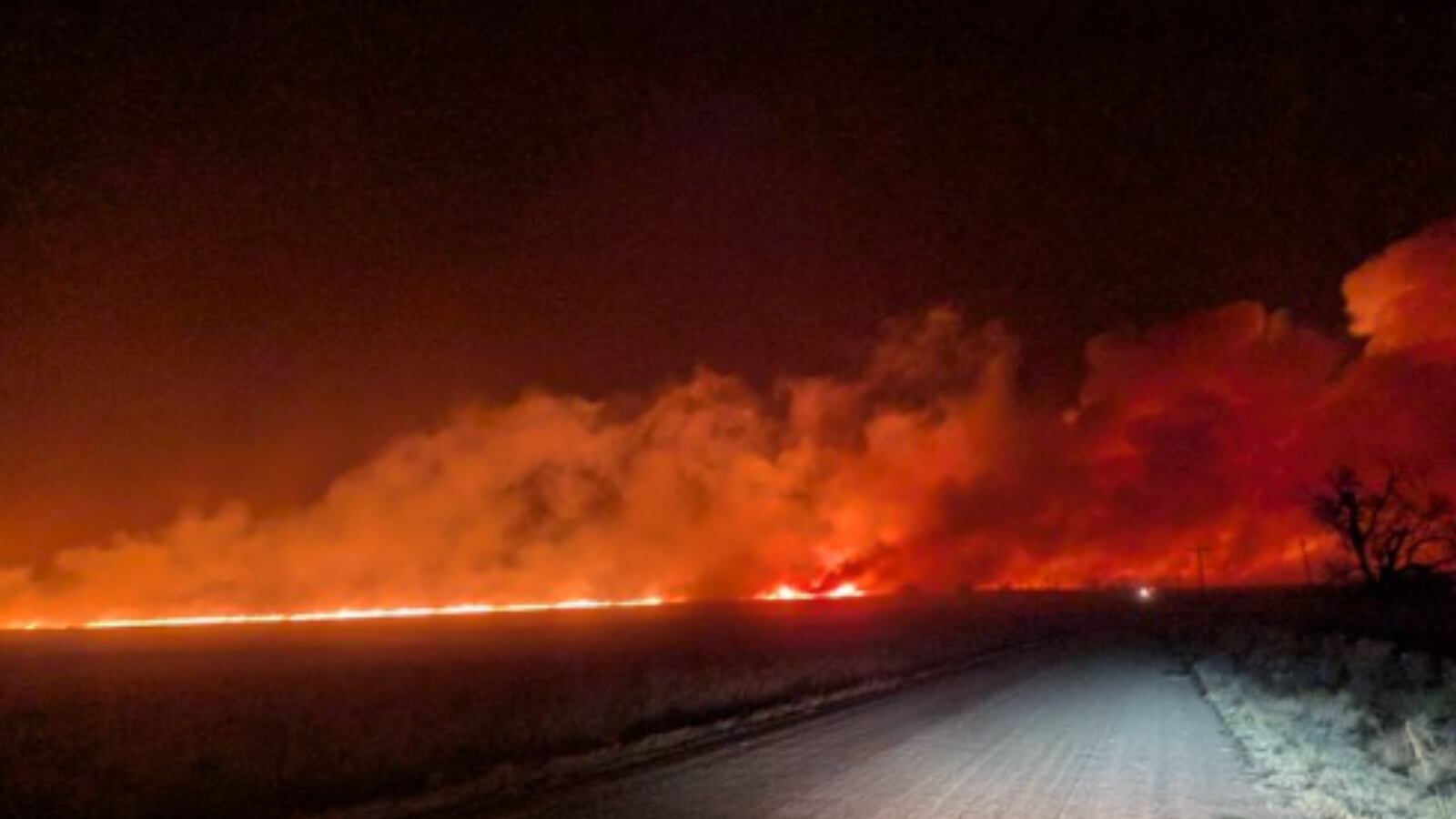 Se reportaron al menos nueve incendios el miércoles por la tarde, ya que fuertes vientos se desplazaron por todo el estado.