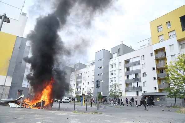 La violencia estalló el martes en los suburbios de París y se extendió por Francia tras la muerte ese día de Nahel, de 17 años, por un disparo a quemarropa de un agente durante un control de tránsito en Nanterre, al oeste de la capital. (Photo by Ibrahim Ezzat/Anadolu Agency via Getty Images)