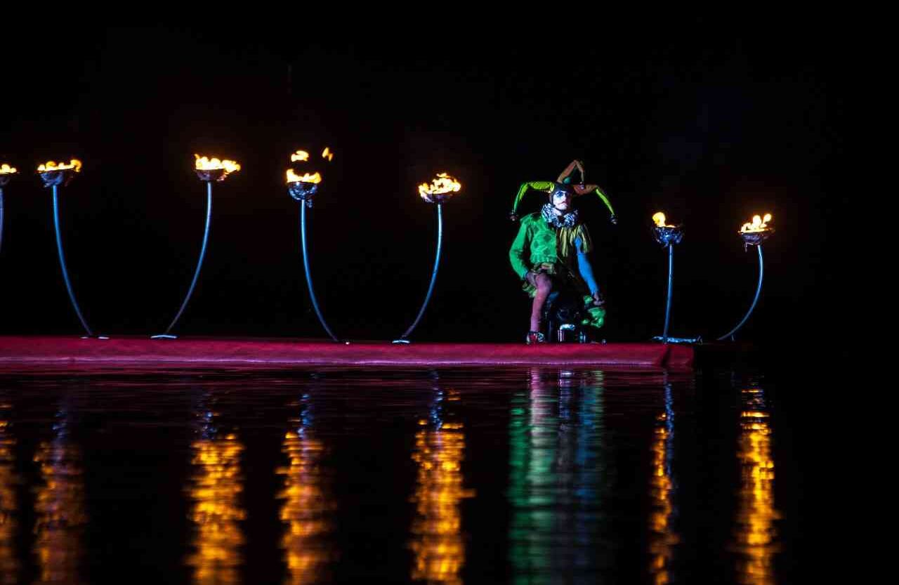 Aunque llovió un poco, los asistentes al parque pudieron disfrutar de un espectáculo de agua y color. Foto: Sergio Iván Acero