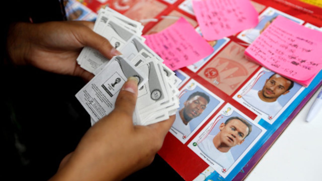 Panini dice que todas son impresas en cantidades iguales. Pero los coleccionistas juran que algunas figuritas son más difíciles de encontrar.