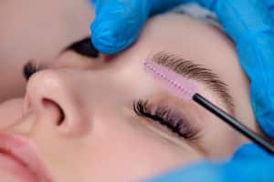 Existen productos que brindan un acabado natural en las cejas.