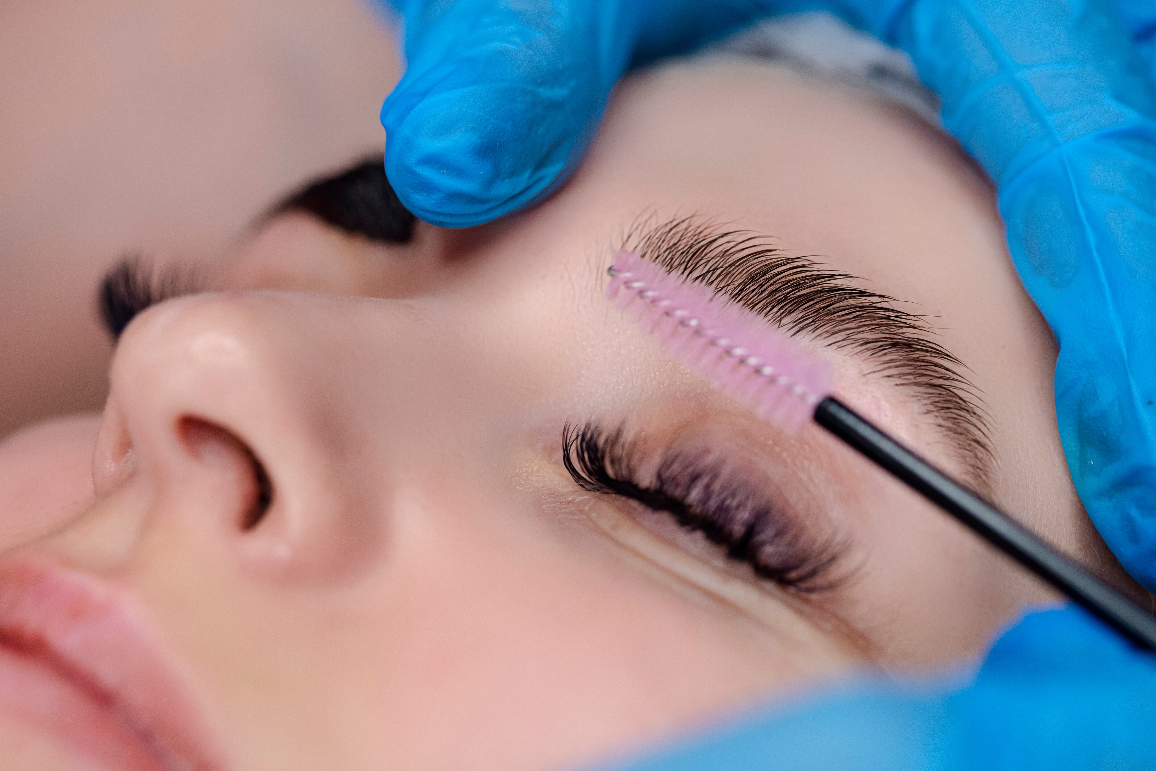 Existen productos que brindan un acabado natural en las cejas.