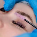 Existen productos que brindan un acabado natural en las cejas.