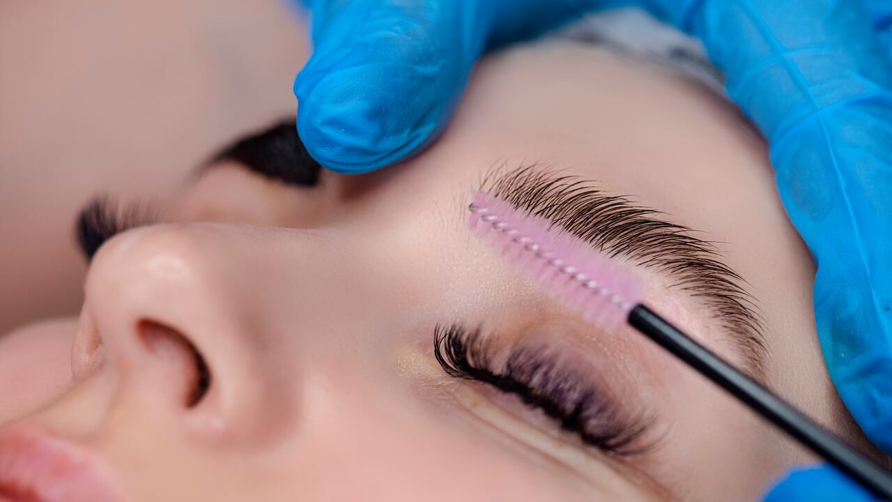 Existen productos que brindan un acabado natural en las cejas.