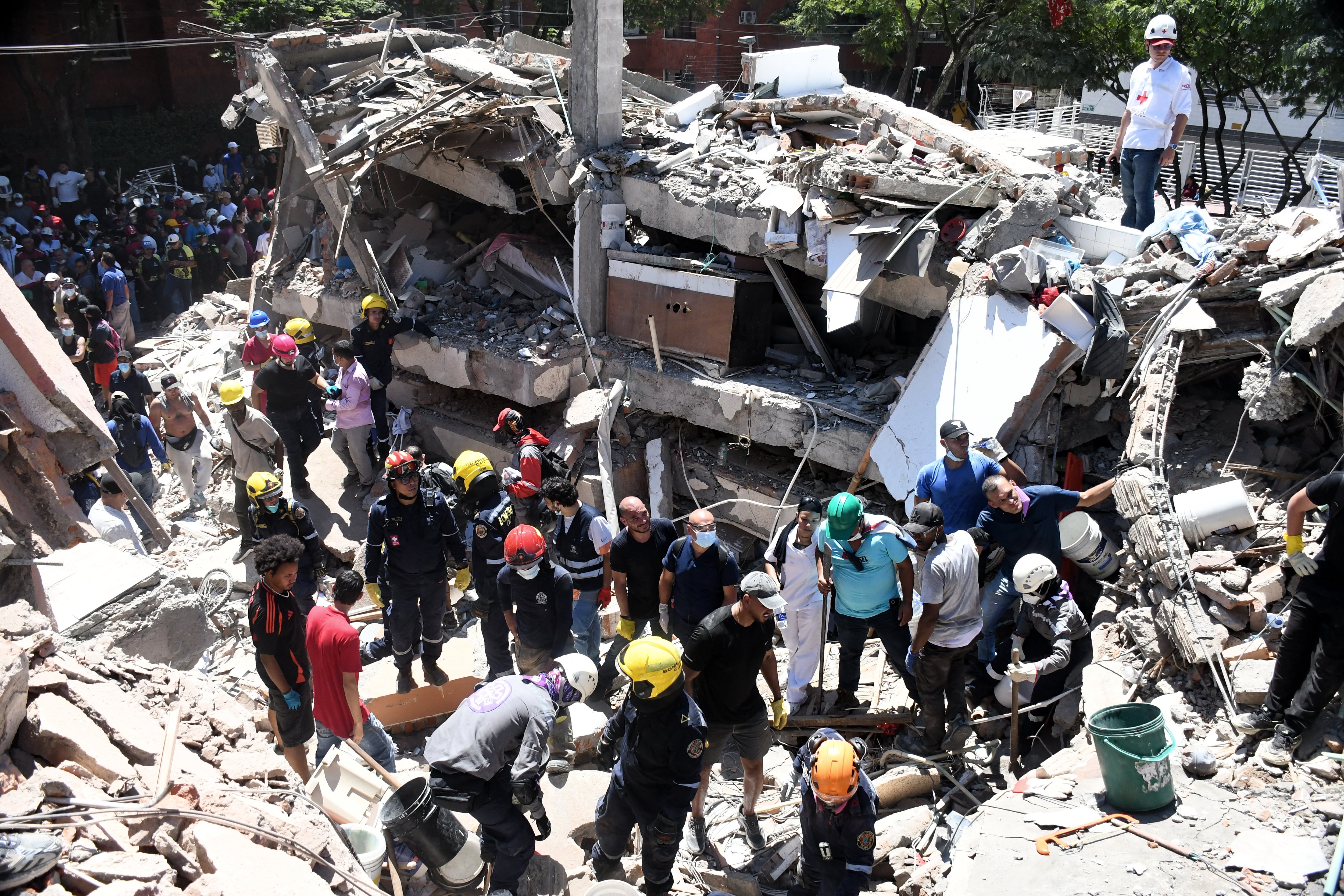 Terremoto en Cali, edificio Torres del Limonar en el sur de la ciudad, con magnitud 7.2 de escala de Richter, epicentro en San José del Palmar en Choco, Foto José L Guzmán. El País.
