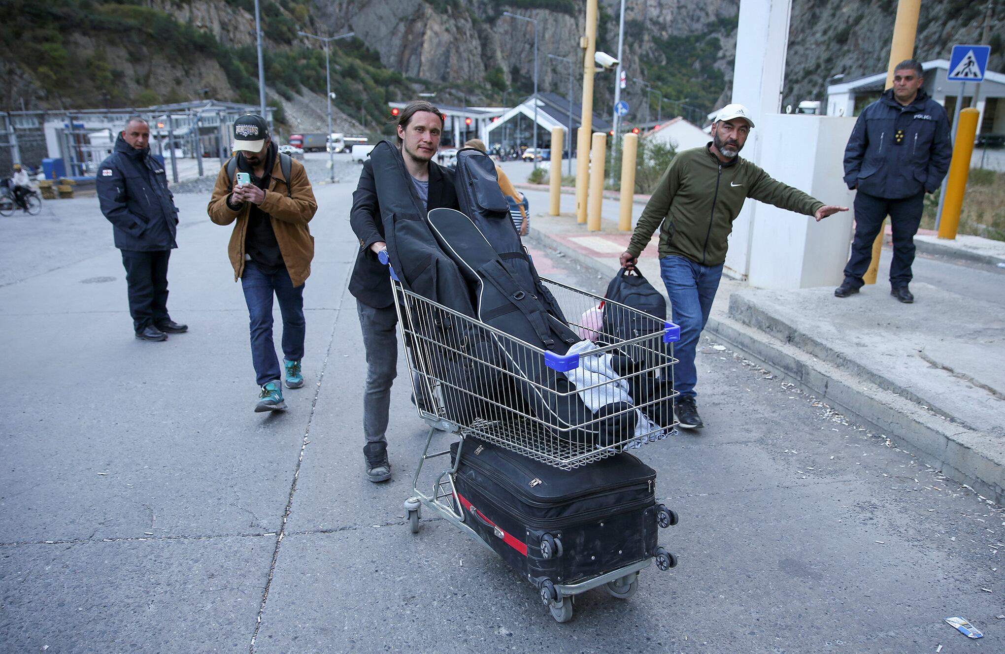 En imágenes : Travesías desde Rusia en la estación Zemo Larsi/Verkhny Lars en Georgia
