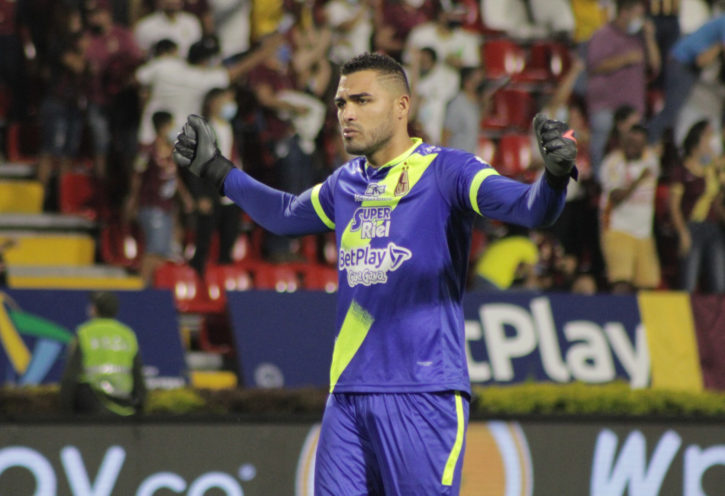 IBAGUÉ - COLOMBIA, 13-08-2021:  Alvaro Montero del Deportes Tolima  disputa el balón con l Deportivo Pasto durante partido por la fecha 5 entre Deportes Tolima   y Deportivo Pasto como parte de la Liga BetPlay DIMAYOR II 2021 jugado en el estadio Manuel Murillo Toro  de la ciudad de Ibagué . / Alvaro Montero of Deportes Tolima  vies for the ball with  Deportivo Pasto during match for the date 5 between Deportes Tolima  and Deportivo Pasto as a part BetPlay DIMAYOR League II 2021 played at Manuel Murillo Toro stadium in Ibague city. Photo: VizzorImage / Juan Torres  / Contribuidor