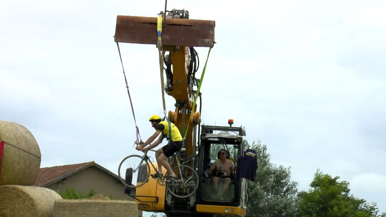 Un aficionado rindió homenaje al Tour de Francia manejando sobre una grúa.