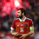 El ruso Georgy Dzhikiya viste el uniforme de local de su selección en un partido por las Eliminatorias a Catar 2022