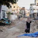 Una mujer palestina camina por una calle dañada en el campo de refugiados de Yenín, en Cisjordania, el miércoles 5 de julio de 2023, después de que Israel retirase sus fuerzas del bastión miliciano, lo que puso fin a una intensa operación de dos días que mató al menos a 13 palestinos, expulsó a miles de personas de sus casas y dejó un rastro de destrucción a su paso. También murió un soldado israelí. (AP Foto/Majdi Mohammed)