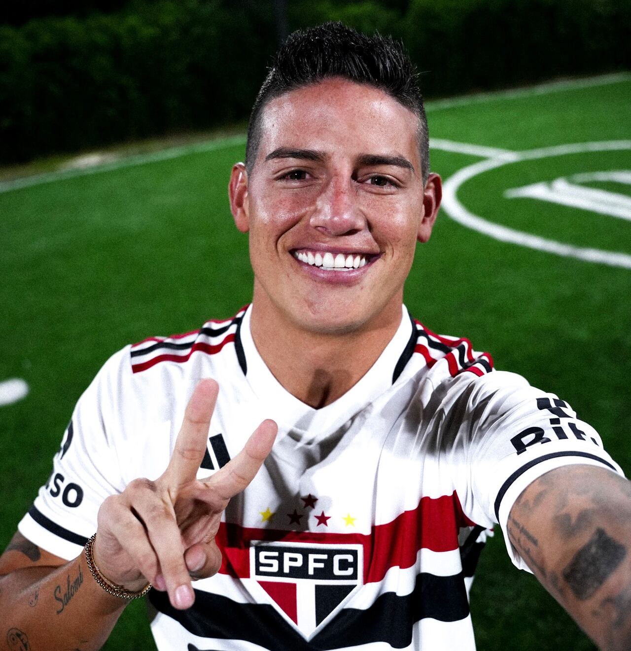 James Rodríguez posando con la camiseta del Sao Paulo.