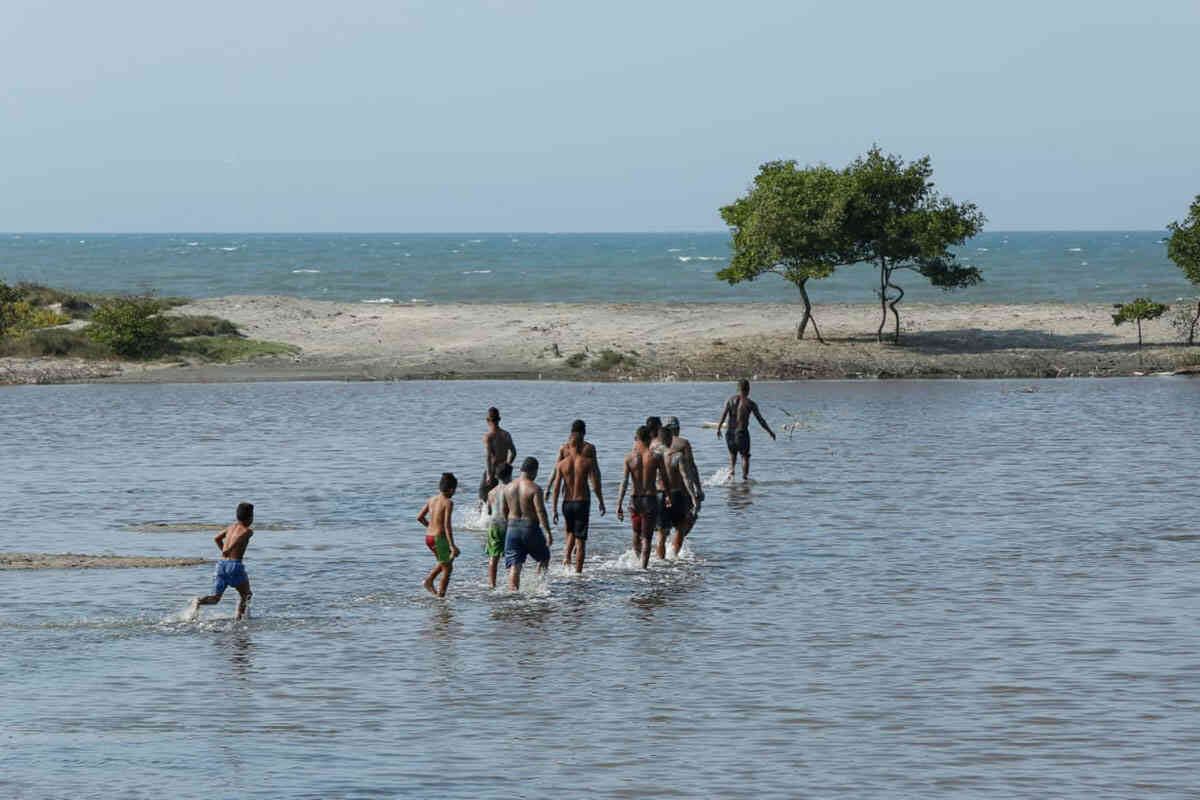 El pueblo es, sobre todo, un símbolo de la desidia y el abandono estatal. Para tener una imagen clara, el total de la población tiene conexiones eléctricas subnormales. No existe el servicio de alcantarillado y solo una pequeña porción ha adecuado fosas sépticas. El servicio de agua potable no supera el 40 % de cobertura. Foto: Guillermo Torres/SEMANA