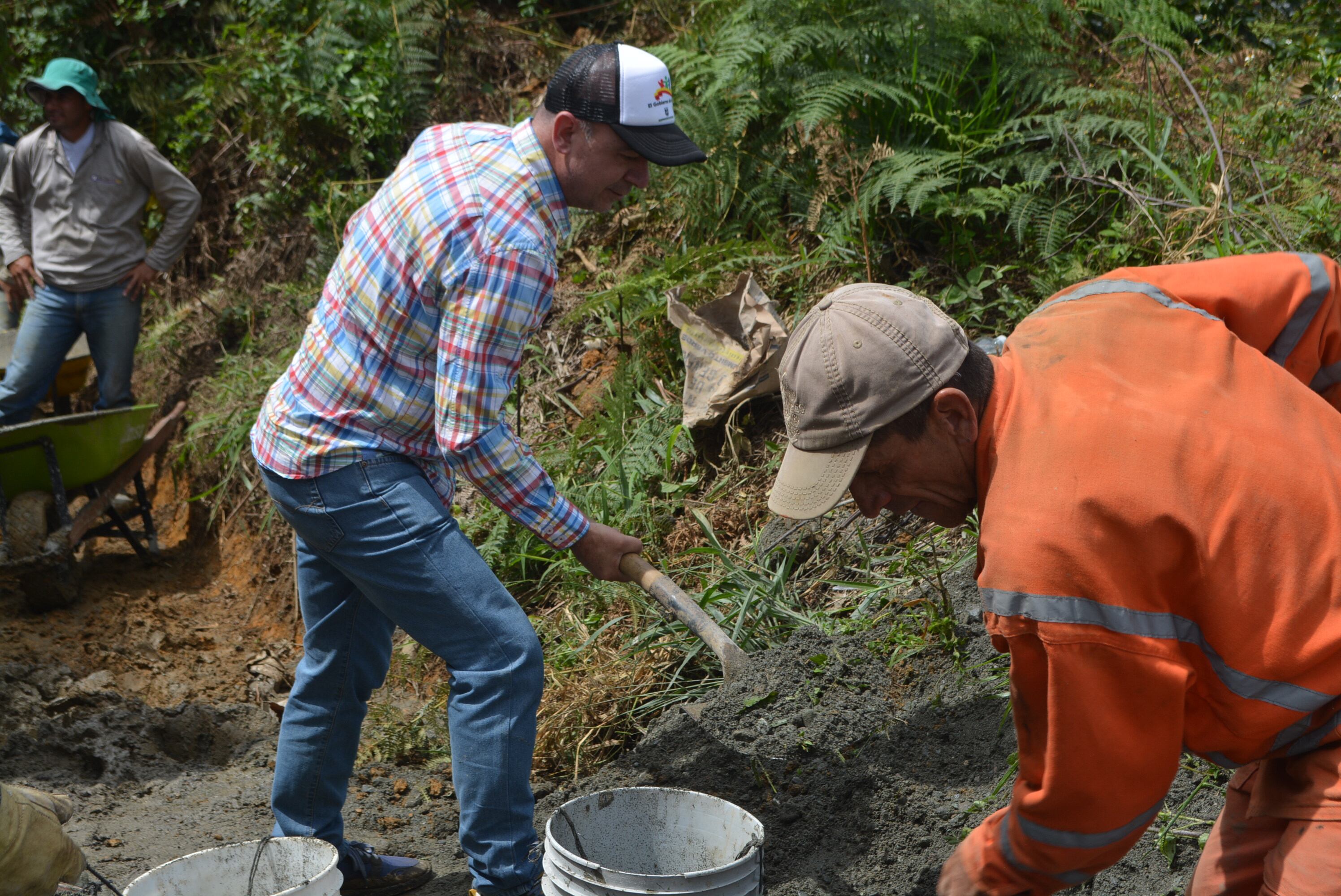 Al menos un viernes al mes, las diferentes secretarías de la Administración Municipal y
EEPPJ, y con el acompañamiento
de diferentes empresas, laboran
en el corazón de las comunidades.