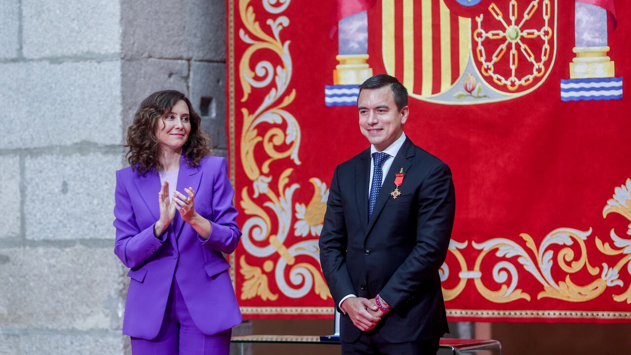 La presidenta de la Comunidad de Madrid, Isabel Díaz Ayuso, y el presidente electo de la República del Ecuador, Daniel Noboa, aplauden tras una reunión en la Real Casa de Correos, el 3 de noviembre de 2023.