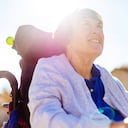 Esta enfermedad es una afección progresiva del sistema nervioso central, que provoca la degradación de la mielina, es decir, el recubrimiento que existe alrededor de las células de este sistema, afectando la columna y el cerebro; e interrumpiendo la comunicación entre este y el cuerpo.