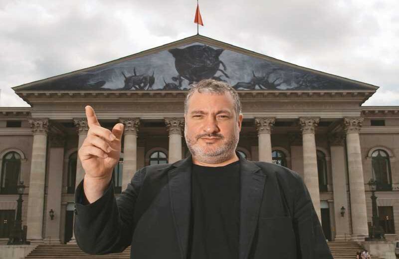 Spencer Tunick frente a la Ópera Estatal de Baviera en el Max-Joseph-Platz en Munich. 