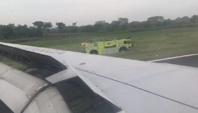 Los bomberos acudieron para atender el requerimiento técnico de la aeronave.