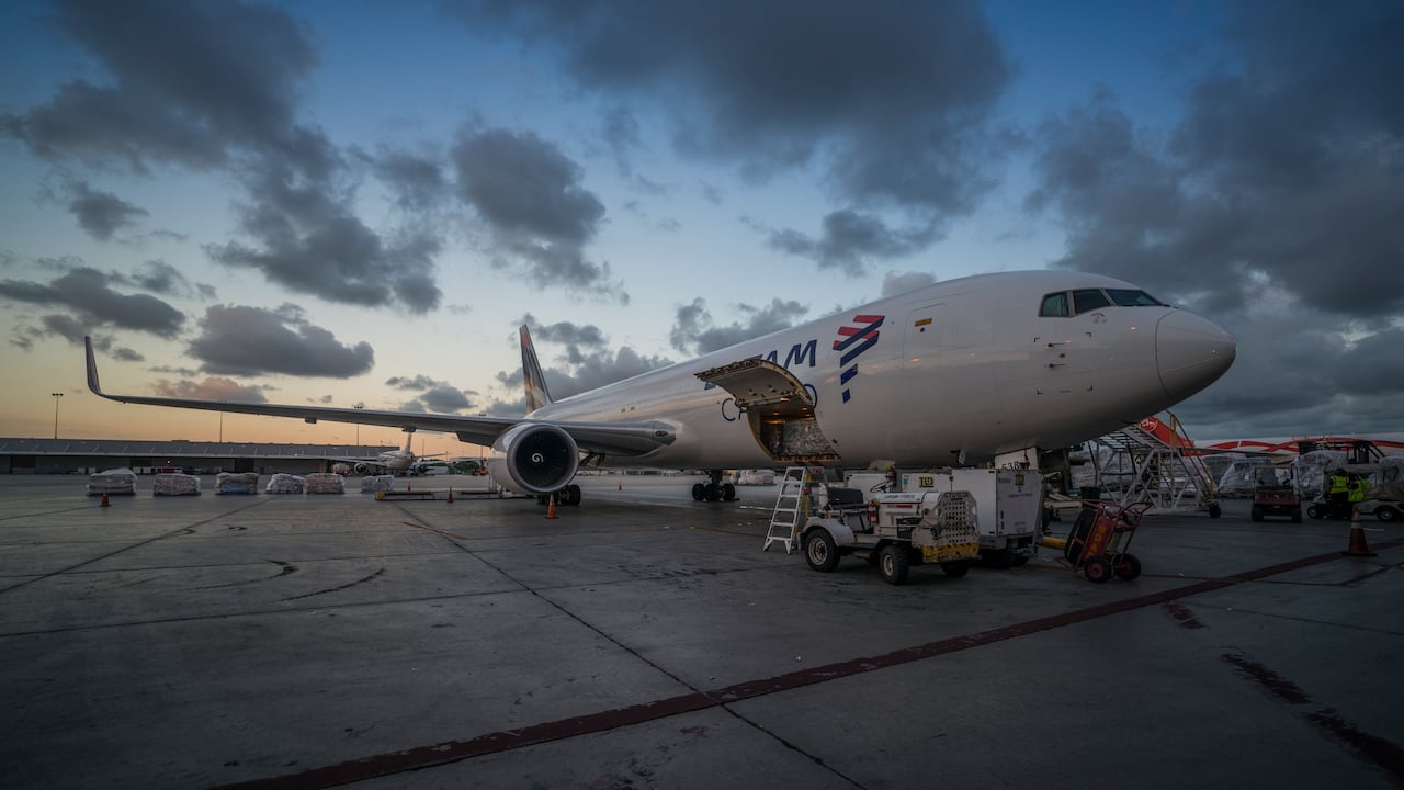 Entre las metas de LATAM está la compensación del 50 por ciento de sus emisiones y la implementación del 5 por ciento de combustibles sostenibles en aviación (SAF) para el 2030.