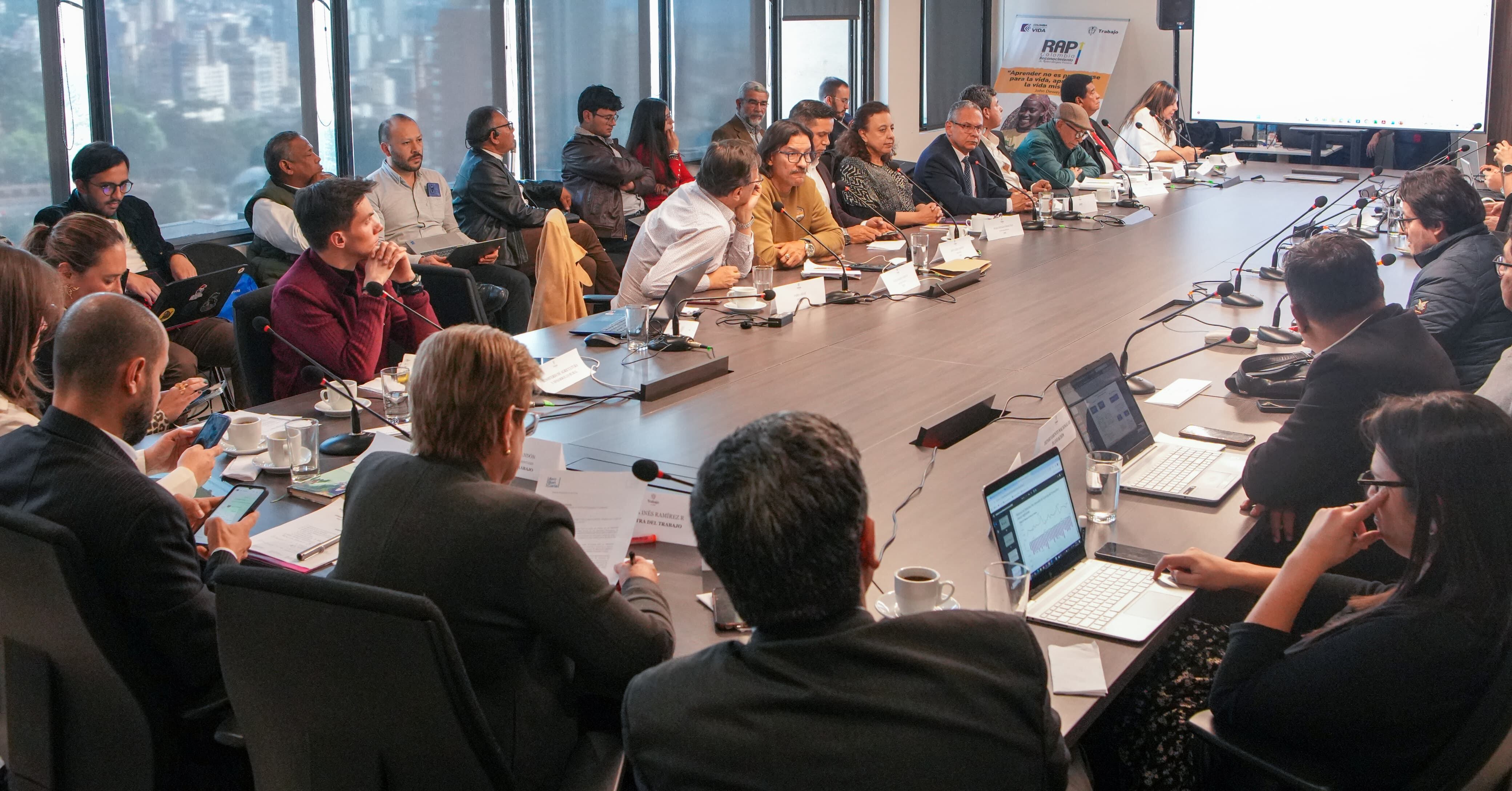 Si la mesa tripartita no logra un acuerdo entre las partes, el ajuste del salario mínimo de 2025 tendrá que hacerse por decreto.