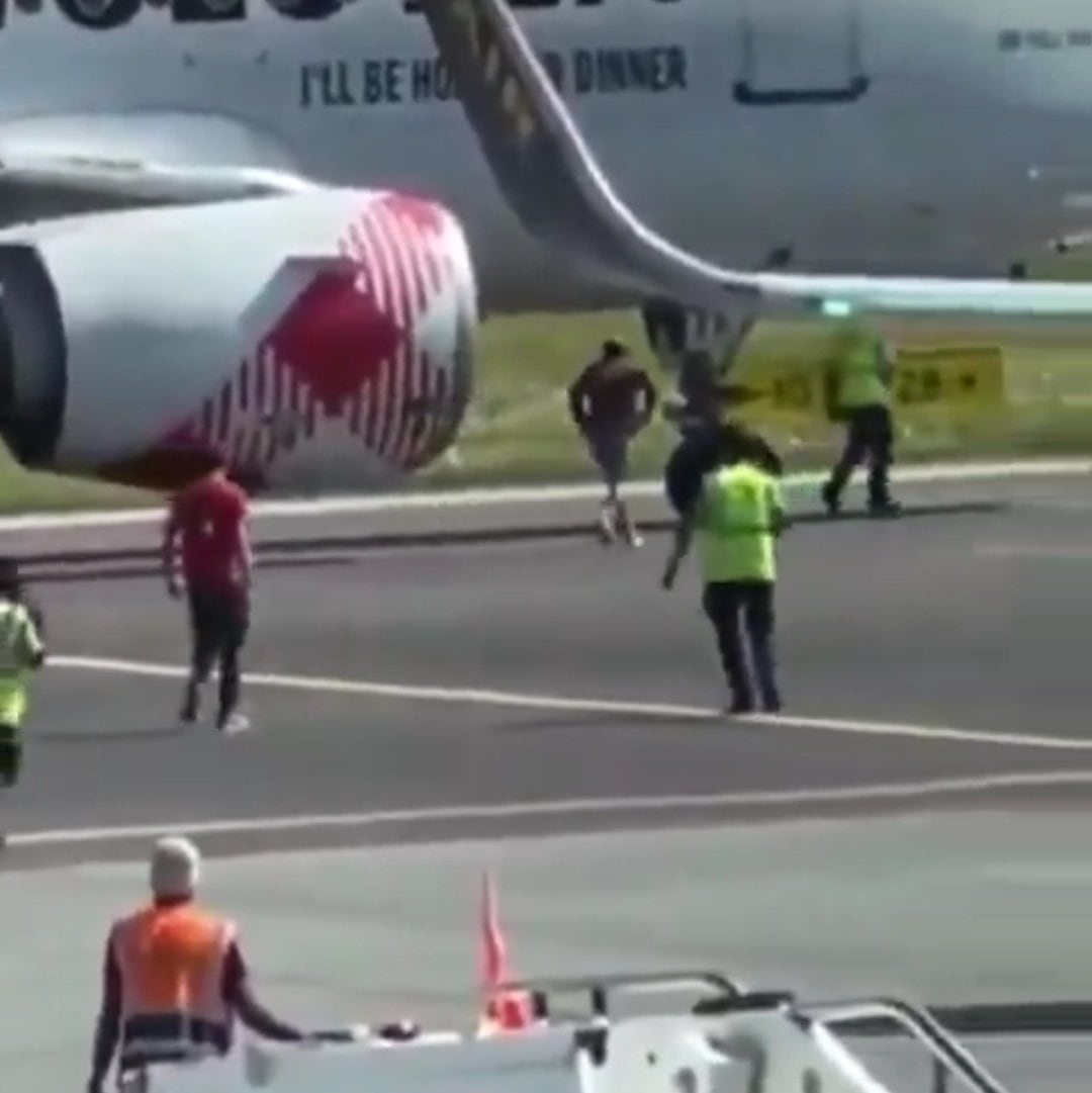 El hombre ingresó apresuradamente a la pista