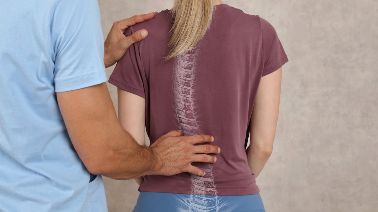 El dolor de espalda puede deberse a diversos factores como malas posturas, por ejemplo.